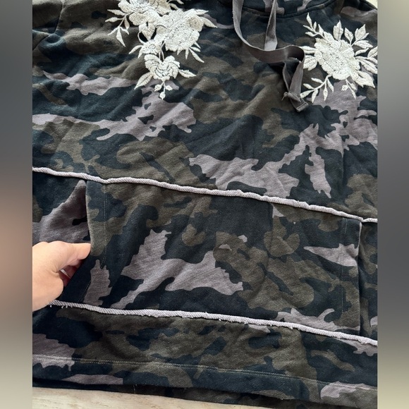 Johnny Was- Women’s Santal Camo Drawstring Turtleneck Sweatshirt Embroidered PM - Picture 8 of 10